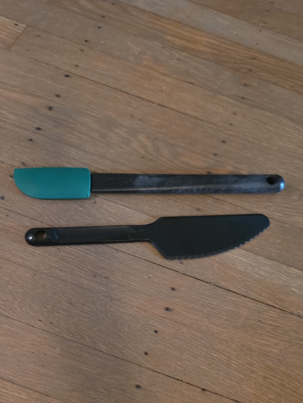 Tupperware: Black Serrated Server & Spatula -Set Of 2